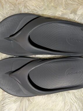 OOFOS Recovery Flip Flops Gray Comfort Sandals Men’s 9 Women’s 11 EU 42